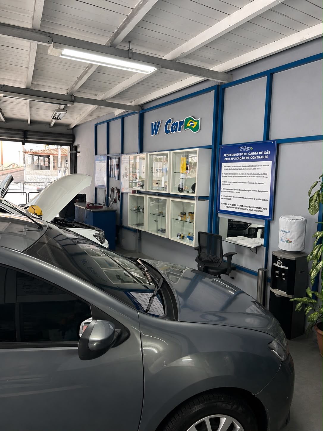 Area interna da W Car com veiculo e atendimento tecnico