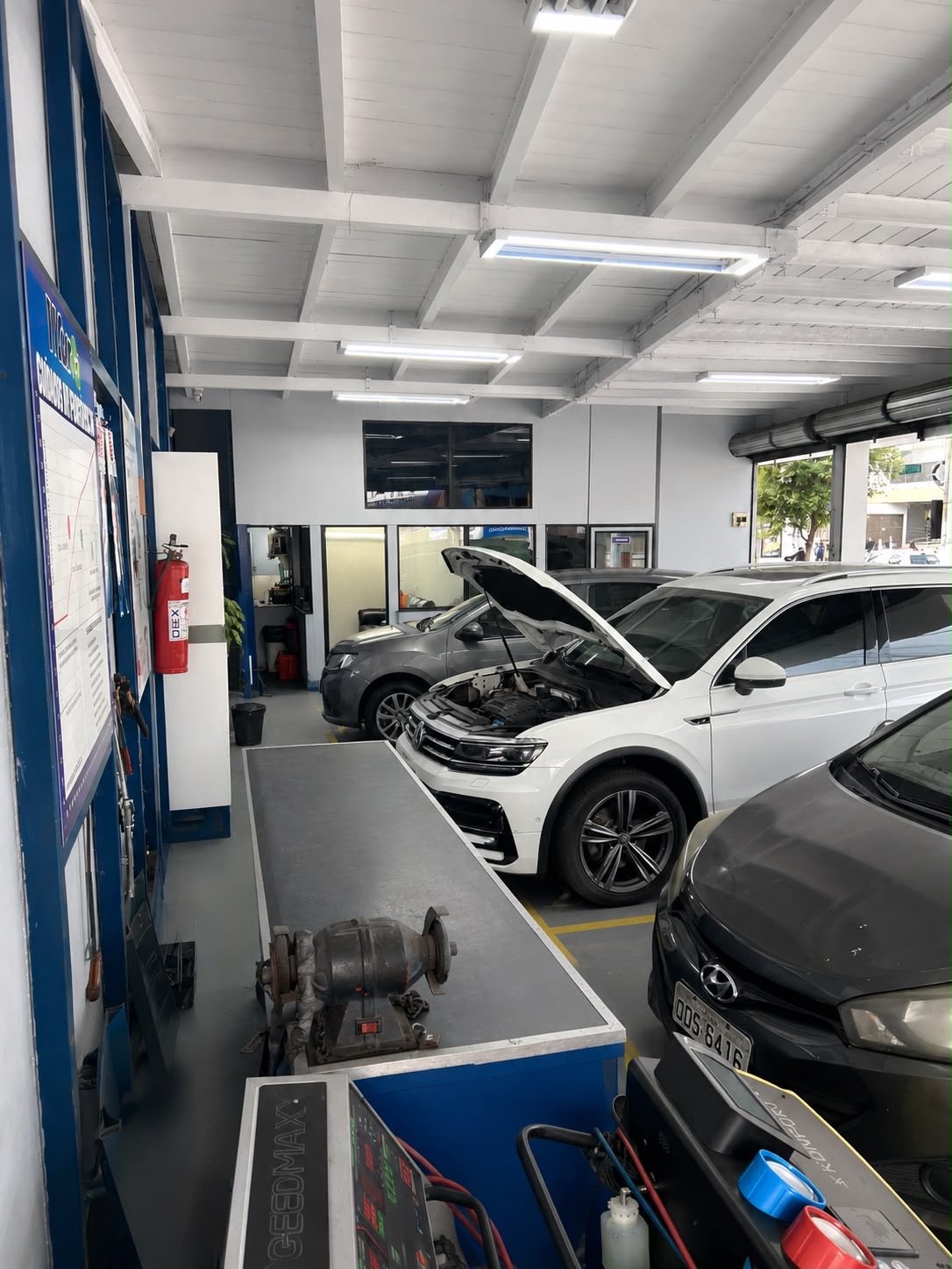 Oficina interna da W Car com veiculos em atendimento